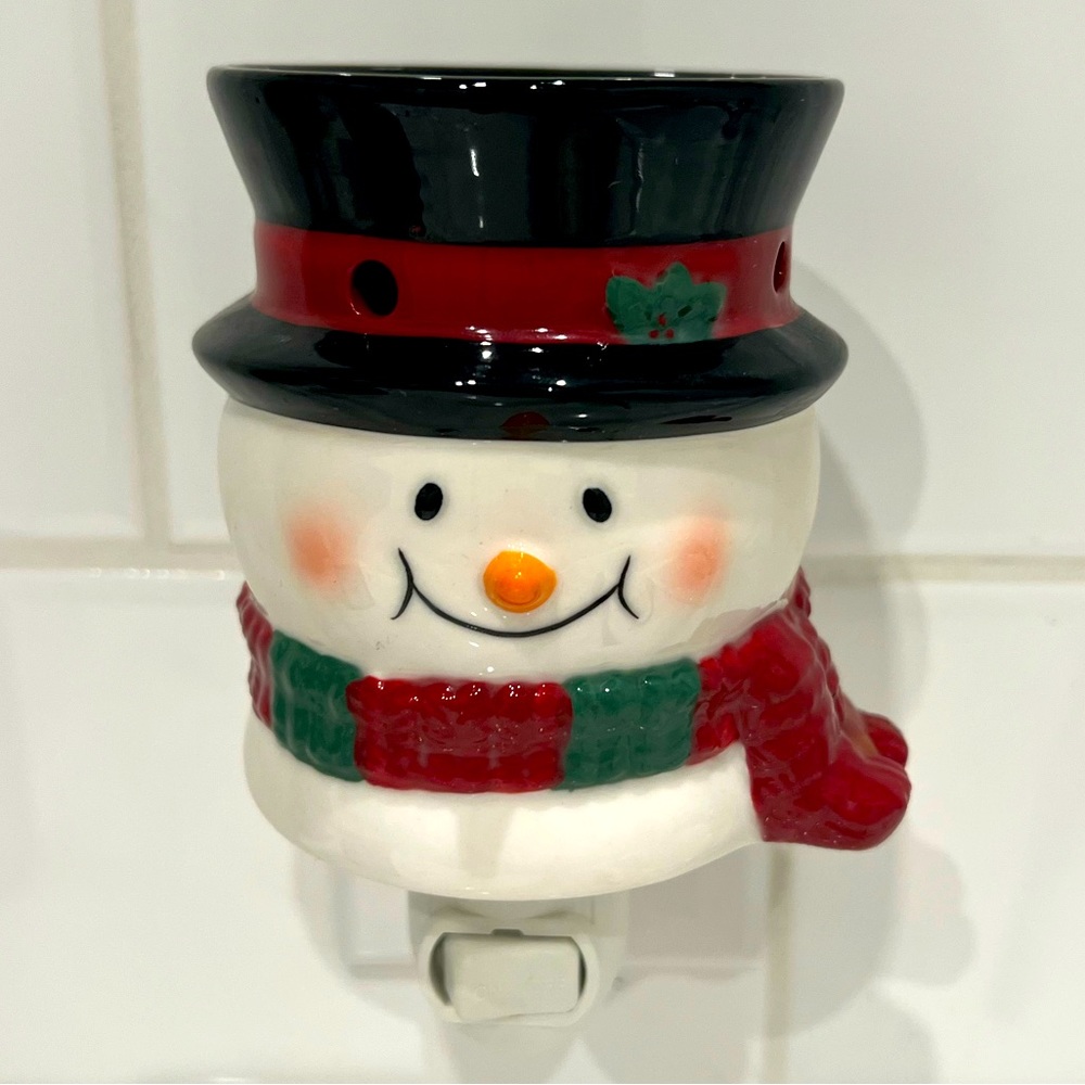SCENTSY “Bluster” Plug In Warmer
